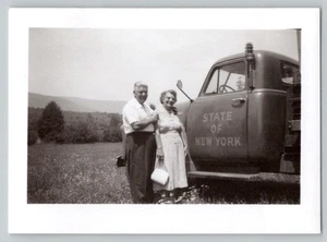 PAREJA DE 1940 POSANDO JUNTO AL CAMIÓN DEL ESTADO DE NUEVA YORK FOTOGRAFÍA INSTANTÁNEA DE COLECCIÓN - Imagen 1 de 2