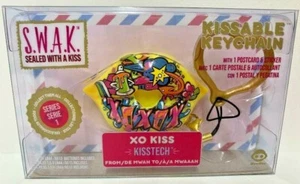 S.W.A.K. Sellado con un beso ~XO KISS ~ Llavero de sonido besable ~ Serie 1 ~ Nuevo en paquete - Imagen 1 de 4