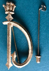 Vintage Krone Königin D Buchstabe Name Initiale Stecknadel & Brosche 2 Stück gekrönt - Bild 1 von 4
