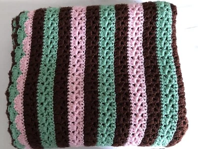 Manta de cuna de ganchillo hecha a mano para bebé marrón/rosa/verde 43" x 50" Foto 1 de 3