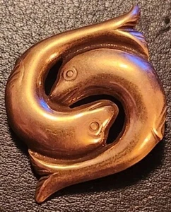 Vintage MMA Metropolitan Museum Fish Dophin Ying Yang Gold Tone Pin - Picture 1 of 6