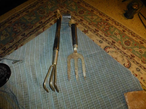 Vintage Wood Handle Spade and Trowl Garden Hand Tool lot of 2 wall hangers VG ! Cover