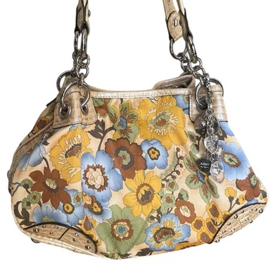 Bolso de Mano Kathy Van Zeeland Amarillo Azul Boho Floral Tachonado con Bolso Dije Foto 1 de 4