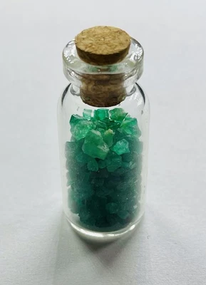 Lote de esmeraldas de corte bruto em uma garrafa pequena 20,41 ct - Imagem 1 de 3