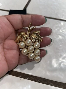 Vintage Faux Pearl and Rhinestones Grape Bunch Brooch Pin Gold Tone Leaves - Picture 1 of 9
