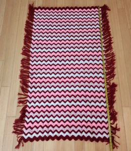 Manta de ganchillo afgana con flecos Chevron Zig Zag rosa y granate 62" x 33" - Imagen 1 de 5