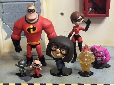 5 迪士尼商店玩具箱 Mr & Mrs. Incredible w Edna & Jack-Jack(s) 动作玩偶 — 第 1/4 张图片