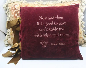 SCHÖN! KISSEN ZITATE WEINROT SAMT OSCAR WILDE ZITAT KISSEN MIT SEIDENBÄNDERN - Bild 1 von 6