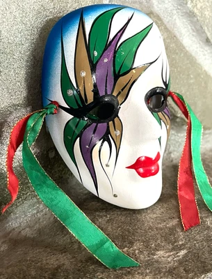PRECIOSA MÁSCARA DE PARED VINTAGE PINTADA A MANO CERÁMICA MARDI GRAS CINTAS COLGANTES 5" Foto 1 de 4