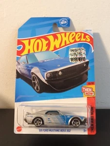 69 Ford Mustang Boss 302 allora e ora Hot Wheels 2024 set sigillato in fabbrica - Foto 1 di 1