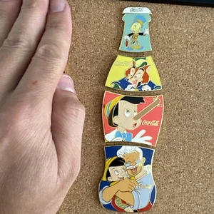 Disney Pinocchio Cola Flasche Pin Set LE 100 - Bild 1 von 10