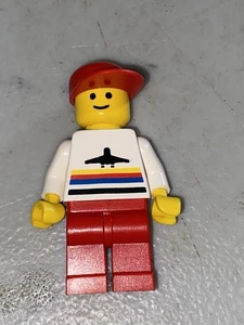 LEGO Airport Worker Minifigura Air012 Hombre Con Sombrero Rojo Avión Camisa Clásica - Imagen 1 de 8