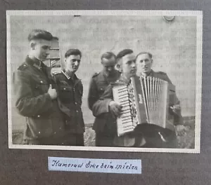 Lazarett Preussisch Friedland Kamerad spielt Arkordeon A041-394 - Bild 1 von 1