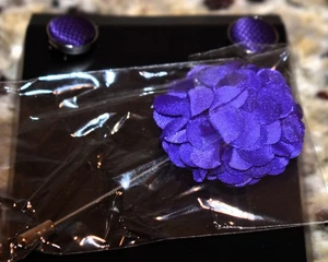 Paar lila Manschettenknöpfe mit passender lila Blume Anstecknadel - brandneu - Bild 1 von 3
