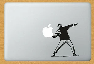 Autocollant vinyle Banksy THROWER RIOT autocollant ordinateur portable Apple Macbook Mac - Photo 1/1