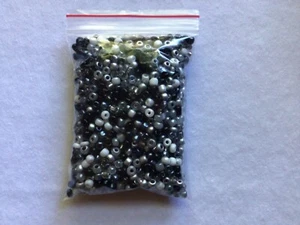 Großhandel 1000 Stck. Großpackung 6/0 kleine Glasperlen 100 g SUPER ANGEBOT Schwarz & Weiß Mischung - Bild 1 von 2