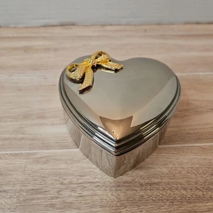 Caja de baratija/joyero vintage francesa plateada en forma de corazón con lazo dorado - Imagen 1 de 13