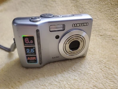 Samsung S630 6.0MP Digital Camera Silver FAULTY, DOES NOT TURN ON BEEPS 3 TIMES - Image 1 of 4