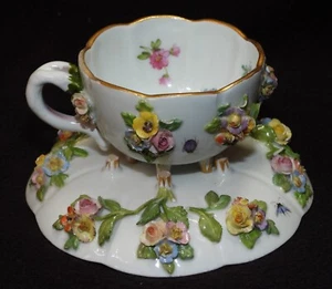 Espadas cruzadas taza y platillo flores 3D aplicadas porcelana Meissen del siglo XIX antiguas - Imagen 1 de 12