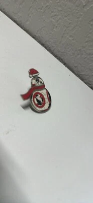 Disney Star Wars Navidad Vacaciones BB 8 Usando Sombrero de Papá Noel y Bufanda Prendedor Giratorio Foto 1 de 4