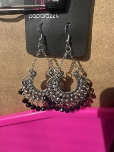 Pendientes colgantes de aro con cuentas de plata y negro - Imagen 1 de 4