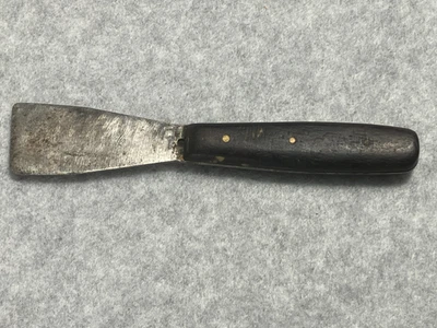 Cuchillo de masilla vintage hoja en ángulo 1-1/4” ancho X 6-1/8” largo mango de madera espiga completa Foto 1 de 4