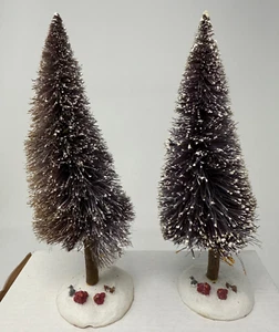 Juego de dos árboles de cepillo de botellas flocados con bases de nieve y cardenales en base - Imagen 1 de 4