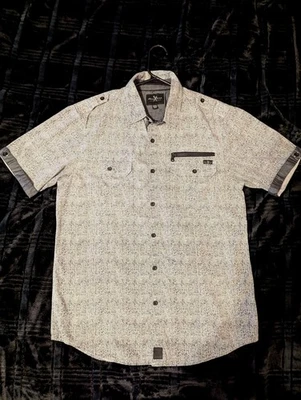 Camisa Marc Ecko Manga Corta Abotonada, Para Hombre Mediana, Bolsillo con Cremallera, Gris. Foto 1 de 4
