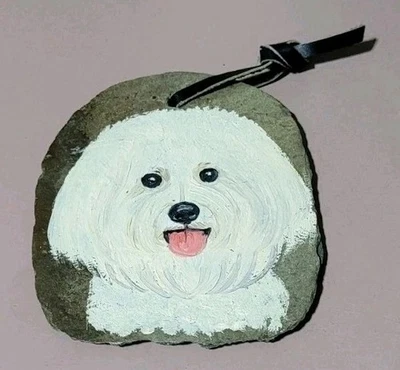 BICHON FRISE PERRO CARA PINTADA A MANO SOBRE PIZARRA CON ADORNO DE CORBATA COLGANTE DE CUERO  Foto 1 de 4