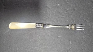 Forchetta oliva sottaceto piatto argento manico madreperla vintage ritorta 3 denti - Foto 1 di 7
