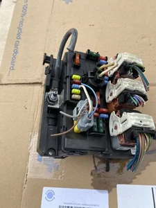 Citroen Peugeot Under Bonnet Fuse Box With White Plugs 9667199780 BSM R09 - Picture 1 of 6