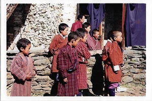 FOUND PHOTOGRAPH Color ORIGINAL Snapshot VINTAGE AMO 58 49 I - Picture 1 of 1