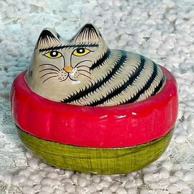 Caja de baratijas pequeña de laca para gato de colección gris y negro postura sentada Foto 1 de 4