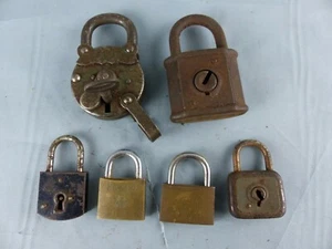 Lot de 6 cadenas anciens dont un breveté V.F Paris ABUS N° 88 et à oreille - Imagen 1 de 4