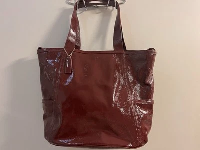 Сумка с короткими ручками Cole Haan красная лакированная, некоторые трещины снаружи - Изображение 1 из 4