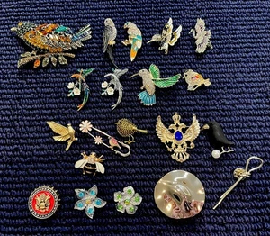 Lot of 20 Bird & Nature Themed Brooches – Colorful, Mixed Styles & Metals - Picture 1 of 8