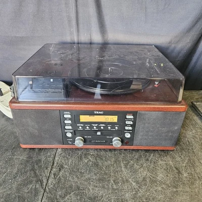 TEAC LP-R550USB CD Recorder Turntable Cassette AM/FM WOOD GRAIN No Remote - Image 1 of 4