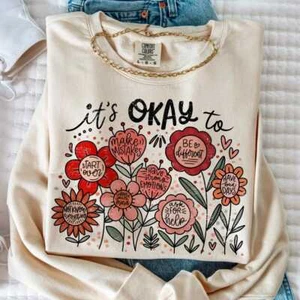 Camiseta It's Okay To Boho Floral, Flores, Motivación, Salud Mental, Afirmaciones - Imagen 1 de 6