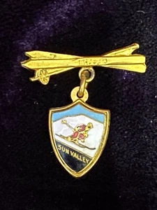 Vtg Rare Sun Valley Ski Pin Brooch Gold Tone Enamel Shield & Skis Winter Sports - Picture 1 of 4