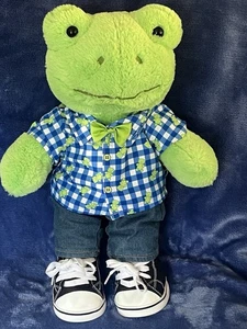 Peluche Build-A-Bear Rana Primavera Verde con Zapatos, Jeans, Camisa con Pajarita - Imagen 1 de 8