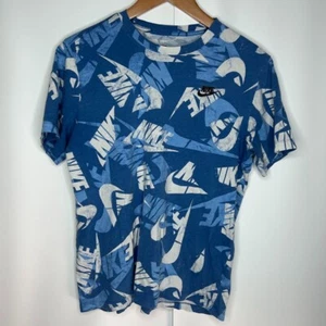 Camiseta Nike Para Hombres Mediana Azul Geométrica AOP Swoosh Logo Algodón Camiseta Gráfica Camiseta - Imagen 1 de 4