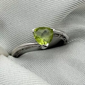 9ct White Gold Vintage 0.75ct Peridot Ring Size O1/2 Hallmarked - Picture 1 of 1