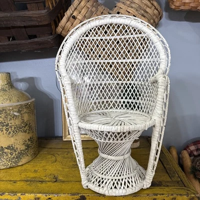 "Mini silla de mimbre pavo real de colección 17"" con respaldo de abanico muñeca de ratán soporte para plantas victoriano boho" Foto 1 de 4