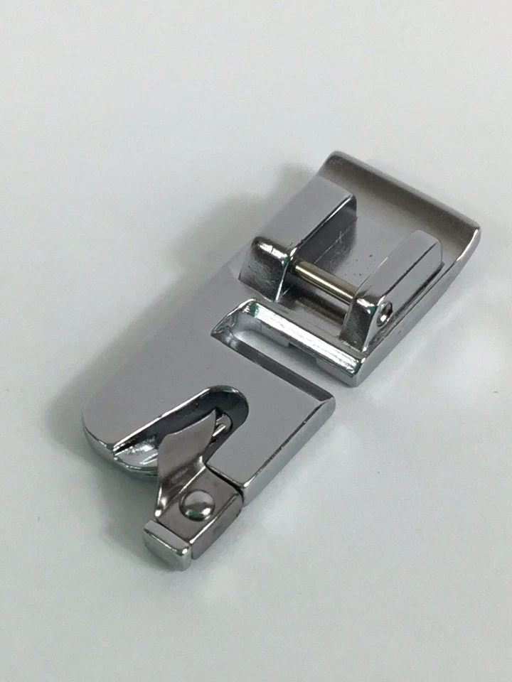 Parte de accesorio de máquina de coser con pie de dobladillo estrecho o enrollado Foto 1 de 4