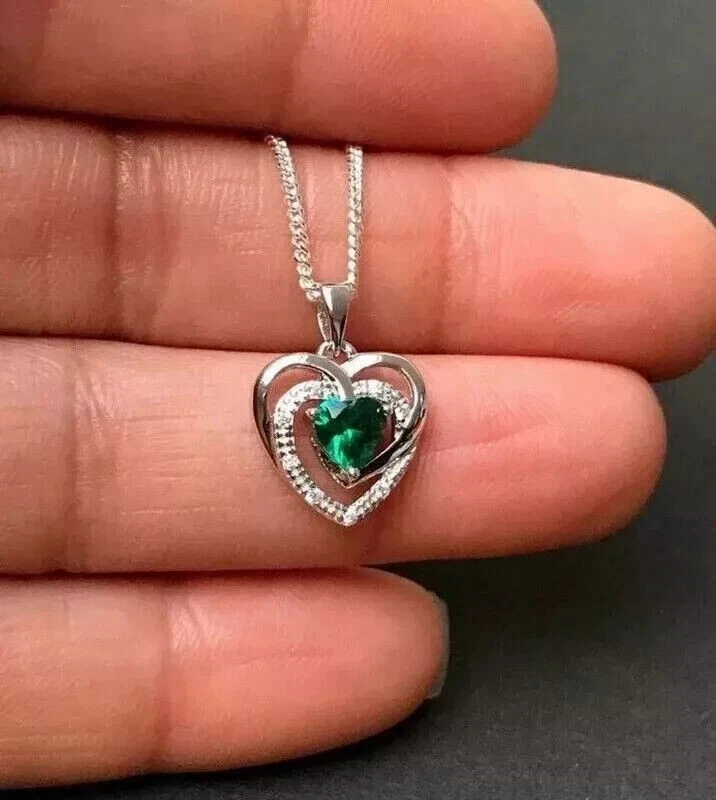 Impresionante colgante de corazón enchapado en oro blanco de 14 k con esmeralda simulada talla corazón para mujer Foto 1 de 4