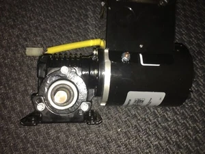 NEW Bison AC Gear Motor CW/CCW 1/15HP INT 30:1 55R 45IN/LBS 200-240 Volts 60 HZ - Picture 1 of 4