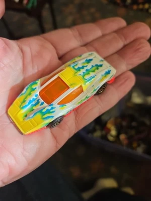 Coche fundido a presión Hot Wheels 1974 Silver Bullet #9 blanco con llamas verdes 1:64 Foto 1 de 3