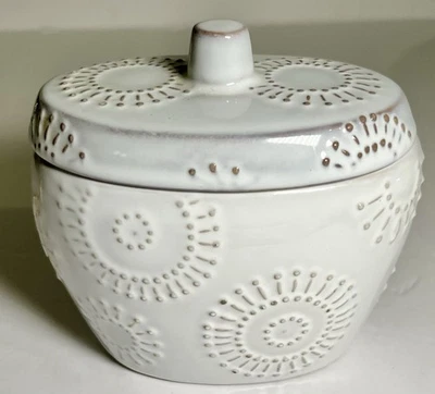 De Colección Pier 1 Bote Blanco Único Tarro Baratija Repujado Moderno Floral Maceta con Tapa Foto 1 de 4