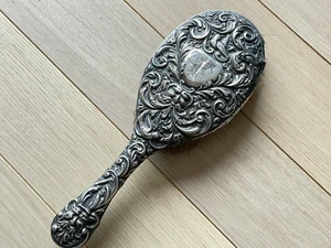Ancienne Brosse à cheveux en Argent Anglais - Monogramme - Motif oiseau - Picture 1 of 6