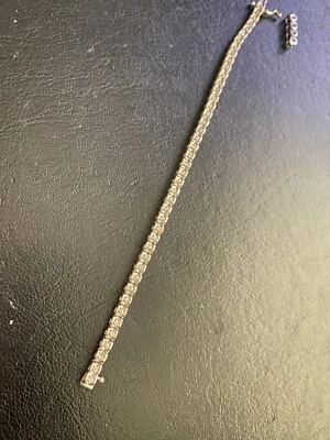 Brazalete de tenis de diamantes naturales de oro blanco de 14k Foto 1 de 4